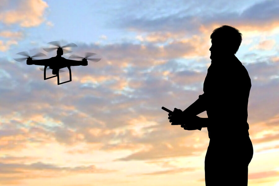 un hombre opera el vuelo de un dron