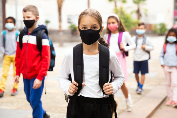 niños con mascarilla acceden a su centro educativo