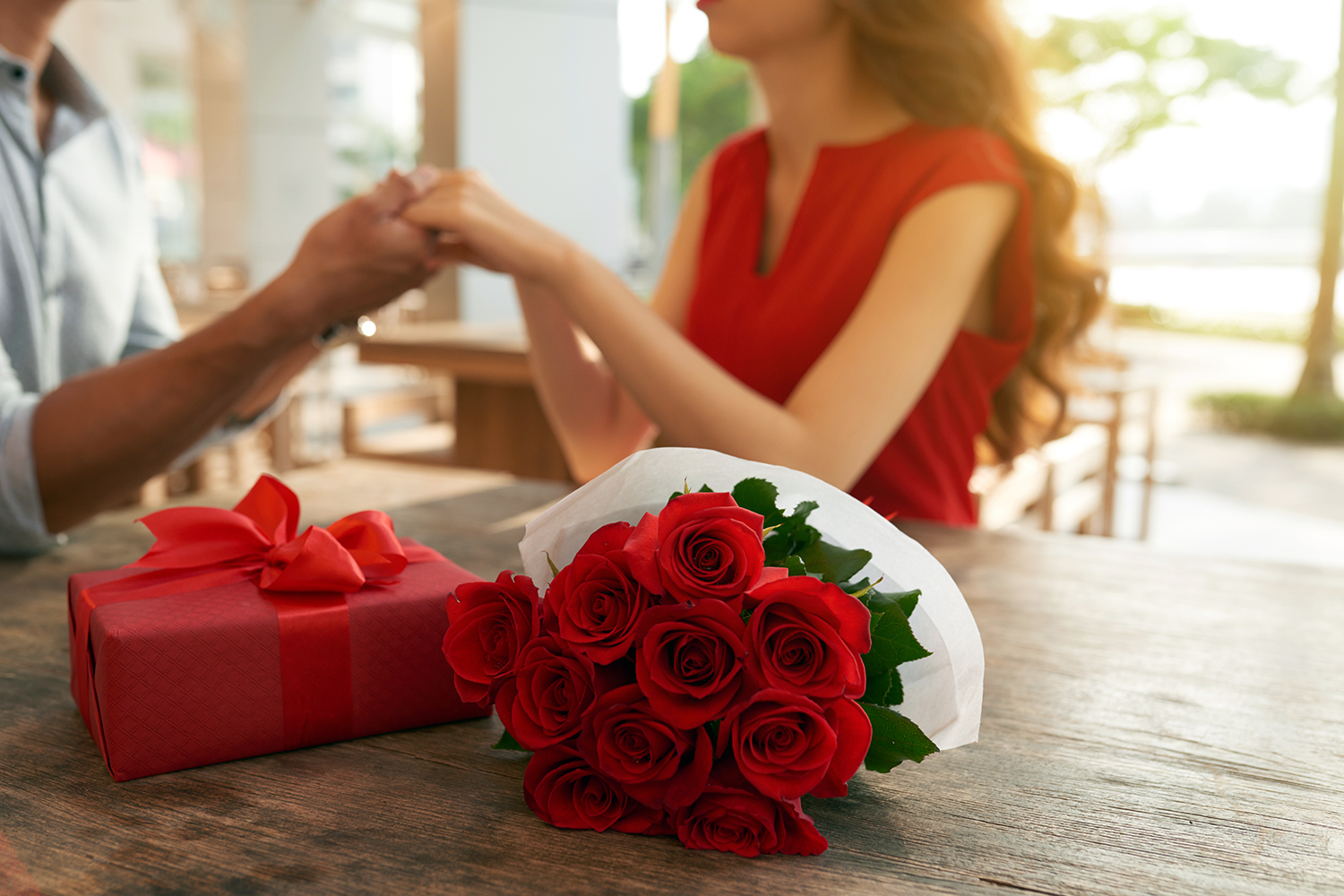 una pareja celebra el Día de los Enamorados