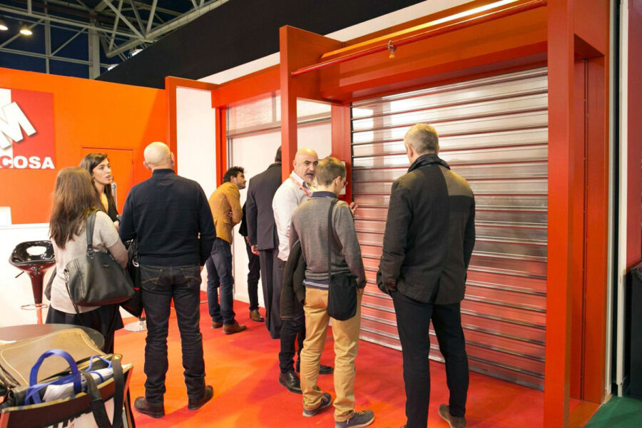 visitantes en un stand de la feria Smart Doors