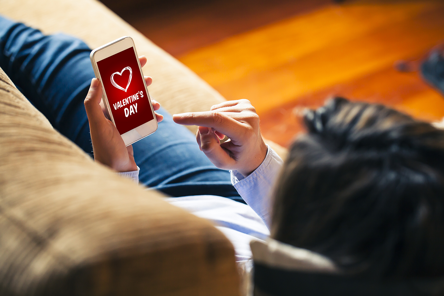 una mujer usa su celular en San Valentín