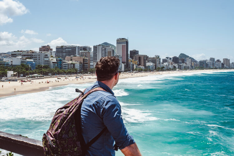 un turista en la playa de Ipanema de Río de Janeiro