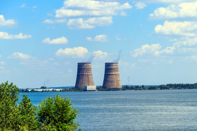 Torres de refrigeración de la central nuclear de Zaporiyia (Ucrania)