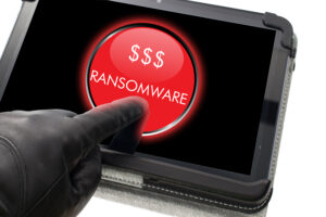 un ciberdelincuente lleva a cabo un ataque de ransomware con su tablet