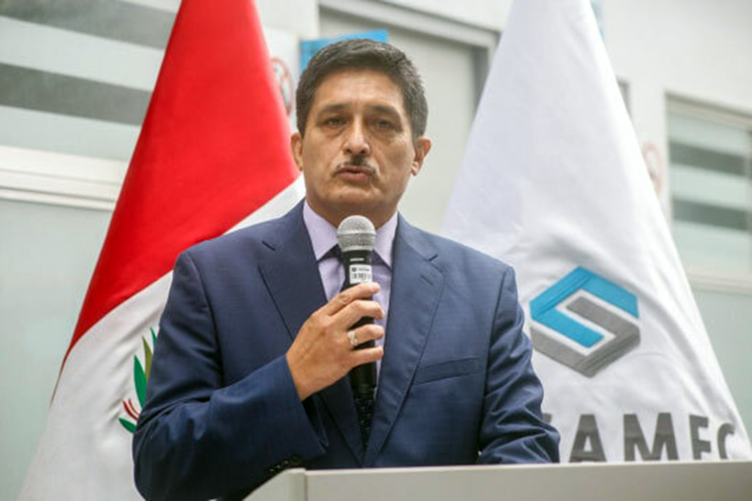 El general Mario Fernando Arata Bustamante superintendente nacional de seguridad privada del Perú
