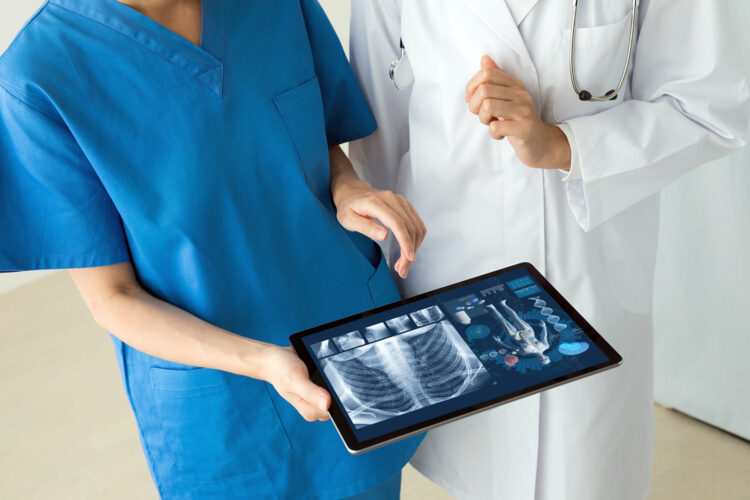 dos profesionales médicos utilizan una tablet