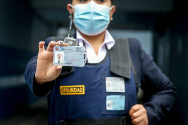 una vigilante de seguridad peruana muestra su carné profesional de Sucamec