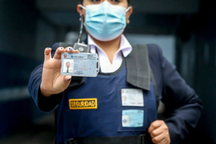una vigilante de seguridad peruana muestra su carné profesional de Sucamec