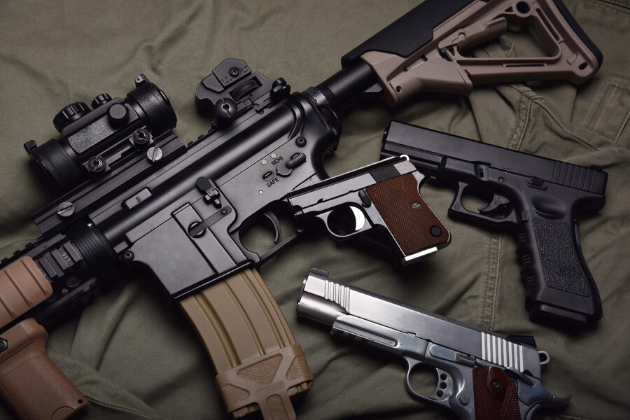 pistolas y un fusil de asalto M4A1