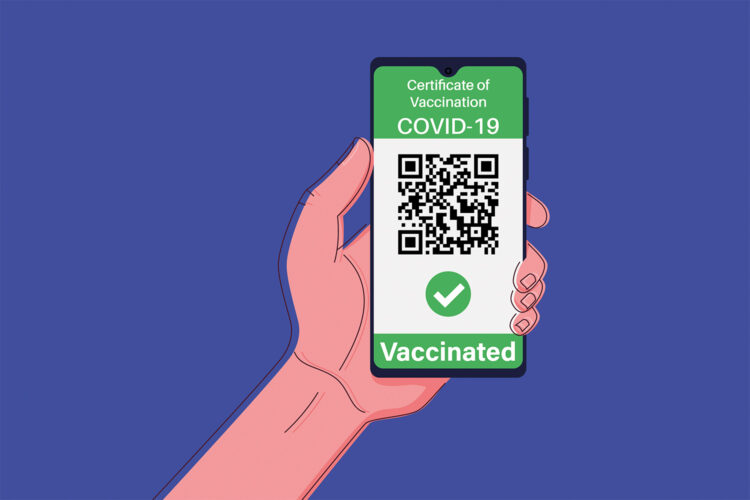 una mano sostiene un celular con el certificado digital COVID