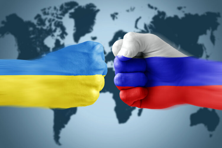 dos puños simbolizan el conflicto entre Ucrania y Rusia