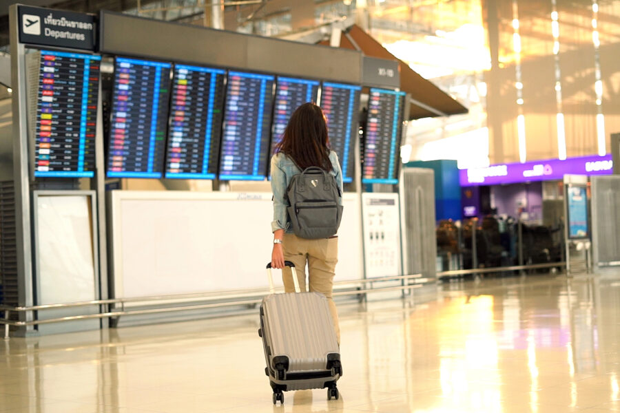 mujer en un aeropuerto