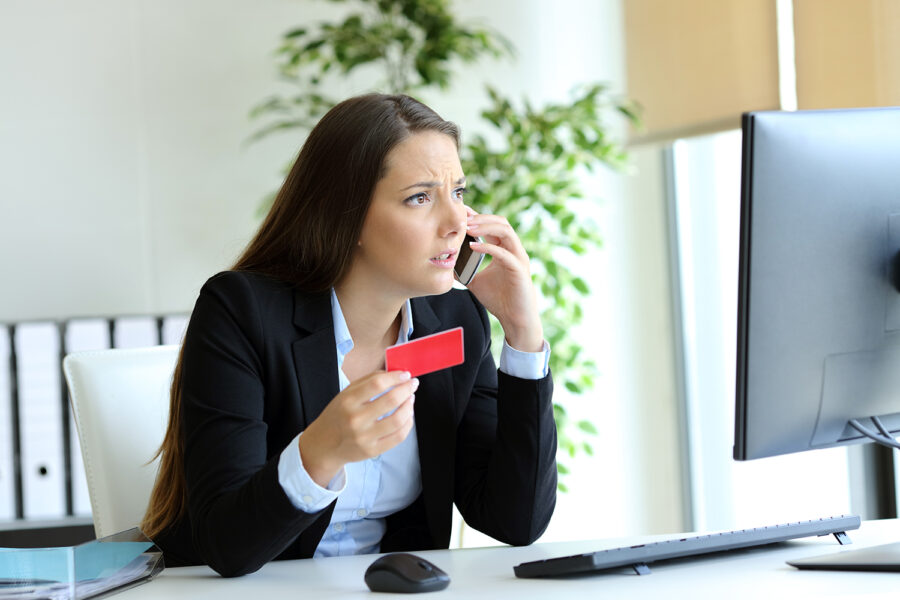 una mujer es estafada por teléfono por un supuesto soporte técnico