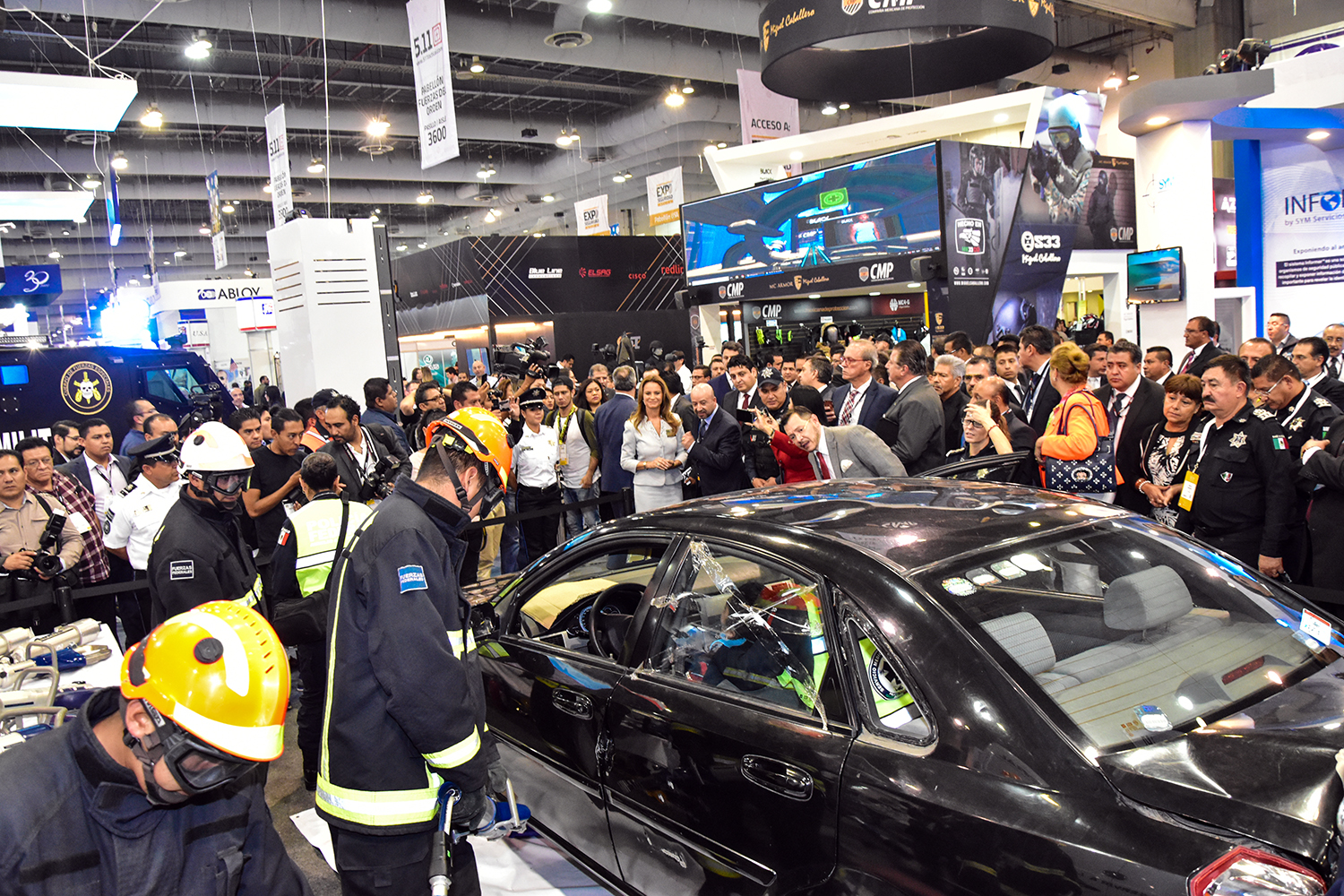 bomberos realizan una demostración en Expo Seguridad México