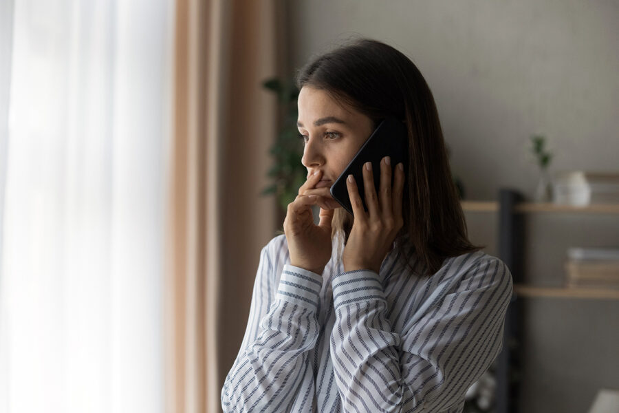 una mujer preocupada habla por teléfono