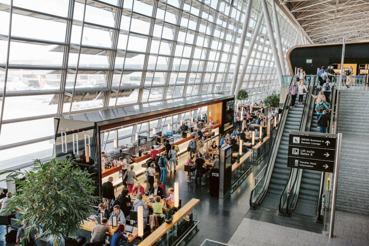 pasajeros en una terminal aeroportuaria