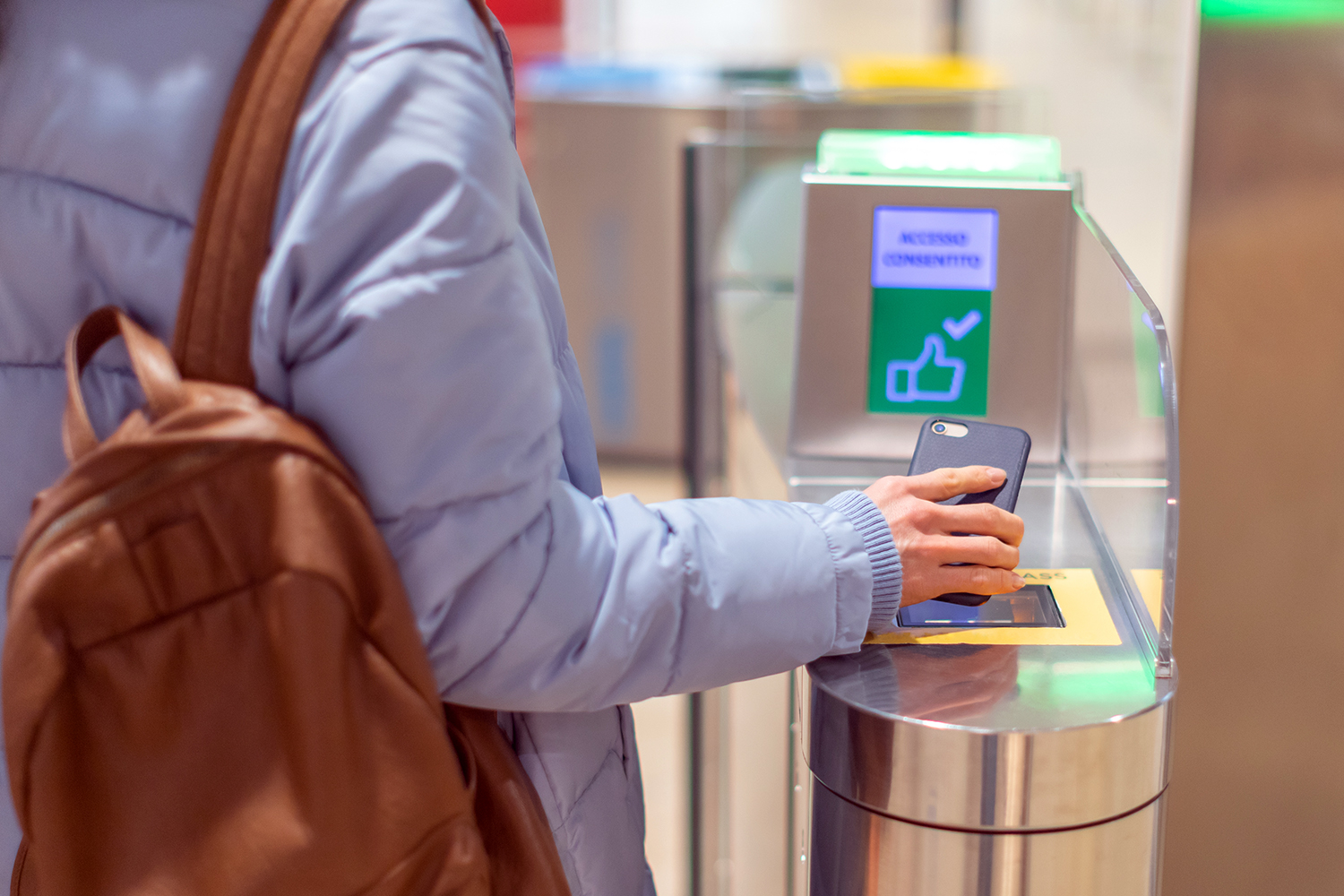Acreditación móvil en el pasillo automático de un aeropuerto