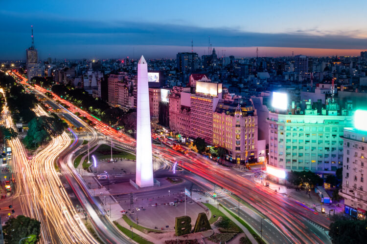 vista nocturna de la ciudad de Buenos Aires