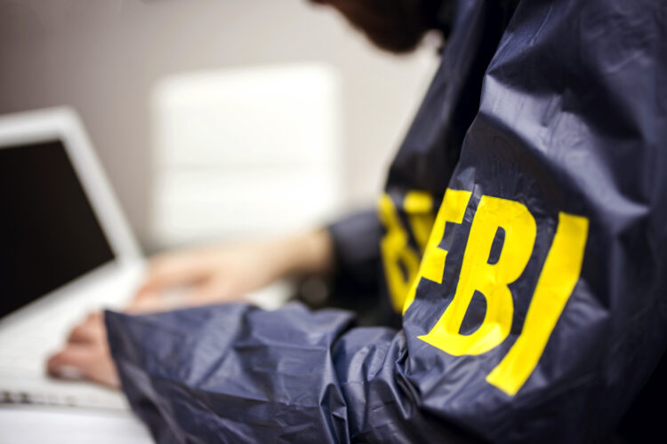 un agente del FBI realiza una investigación cibernética