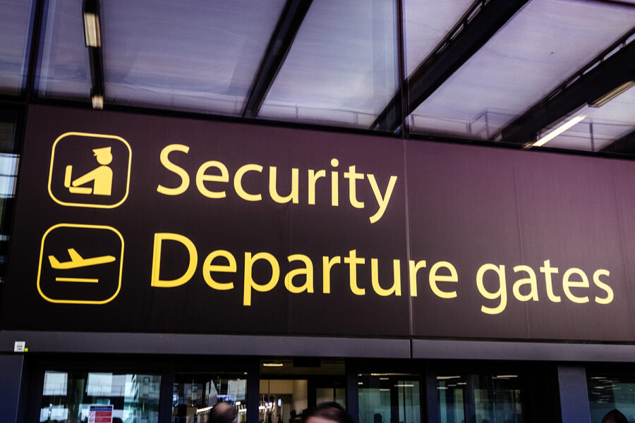 panel informativo de control de seguridad y puertas de embarque de un aeropuerto