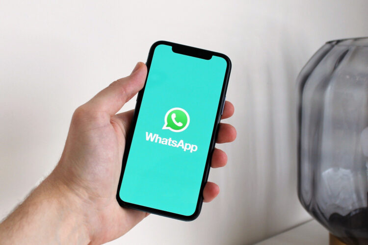 una persona usa WhatsApp en su smartphone