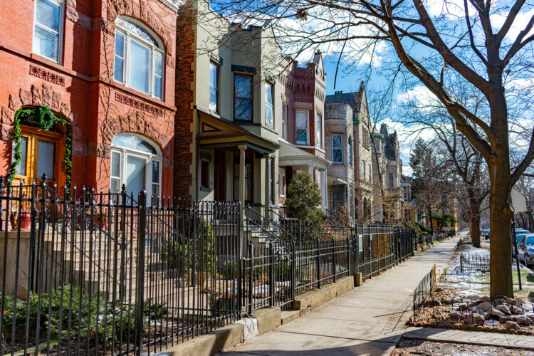 hilera de viviendas en el barrio de Wicker Park en Chicago