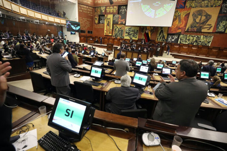votación de asambleístas en la Asamblea Nacional de Ecuador
