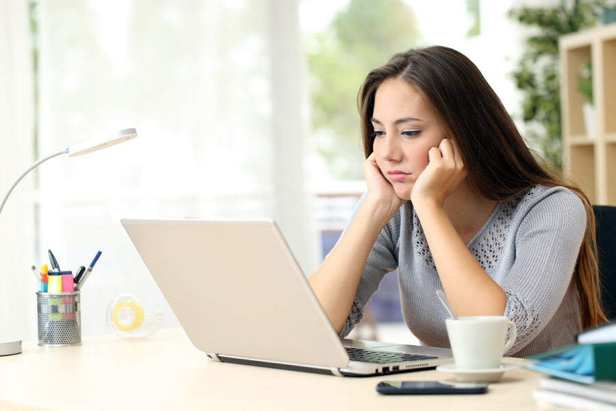 mujer molesta ante una computadora lenta