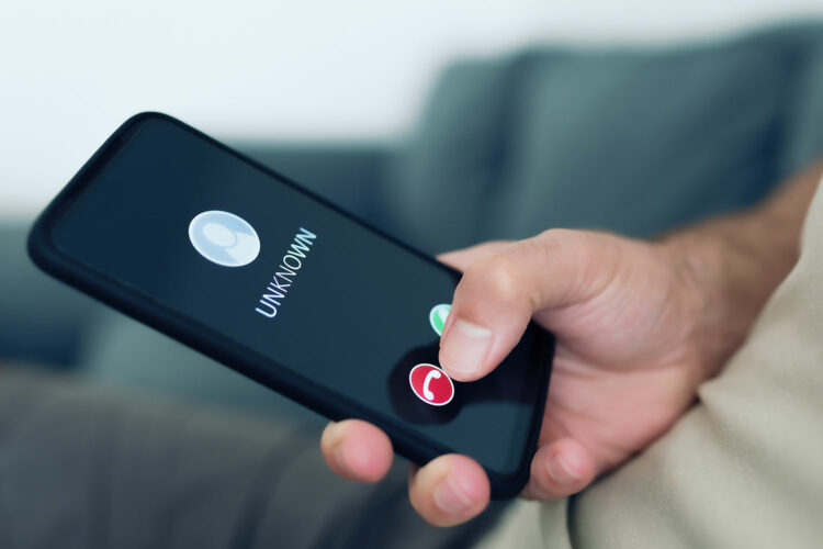 una persona recibe una llamada de un número desconocido en su smartphone