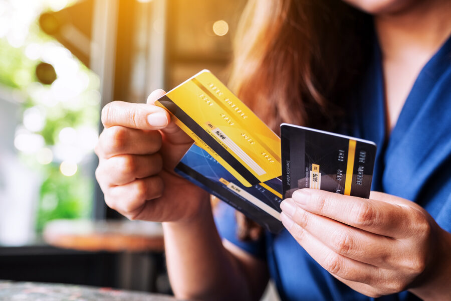 una mujer sostiene varias tarjetas bancarias en sus manos