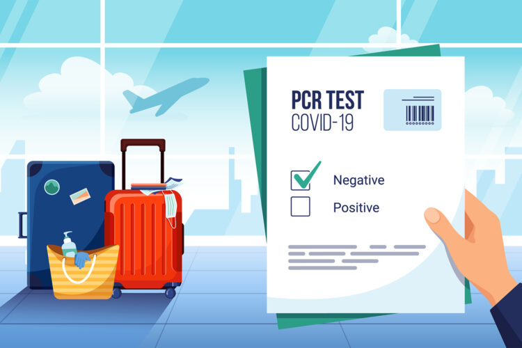 presentación de un test PCR negativo en un aeropuerto