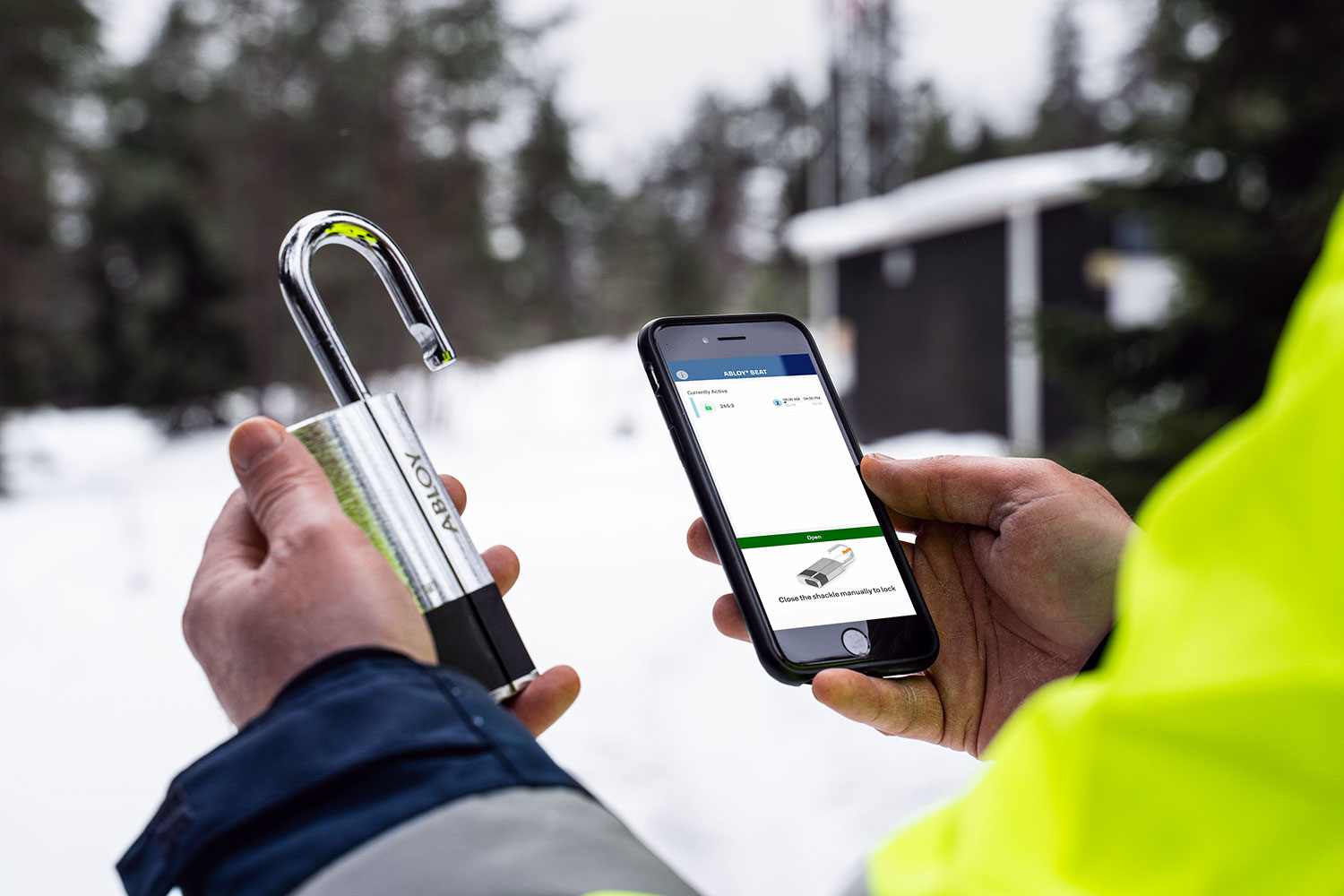 un camionero abre un candado de seguridad de Abloy a través de su smartphone