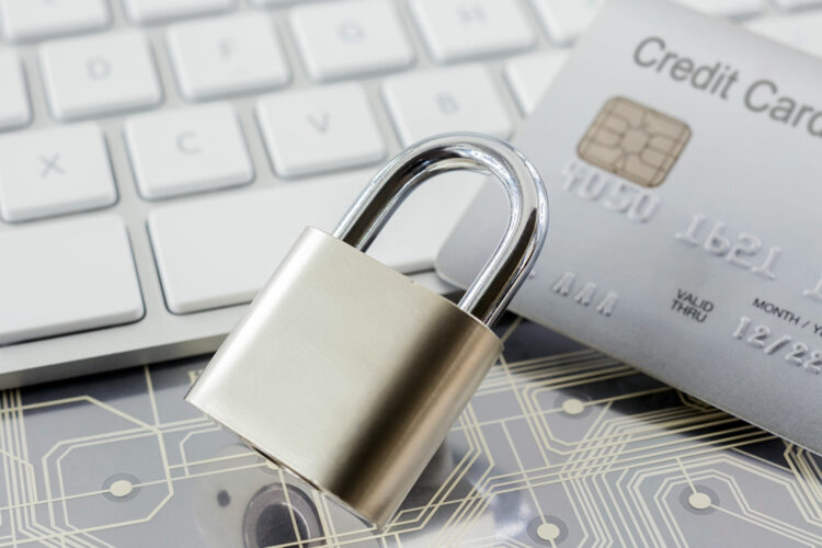 un candado proteger una tarjeta de crédito de los riesgos de Internet