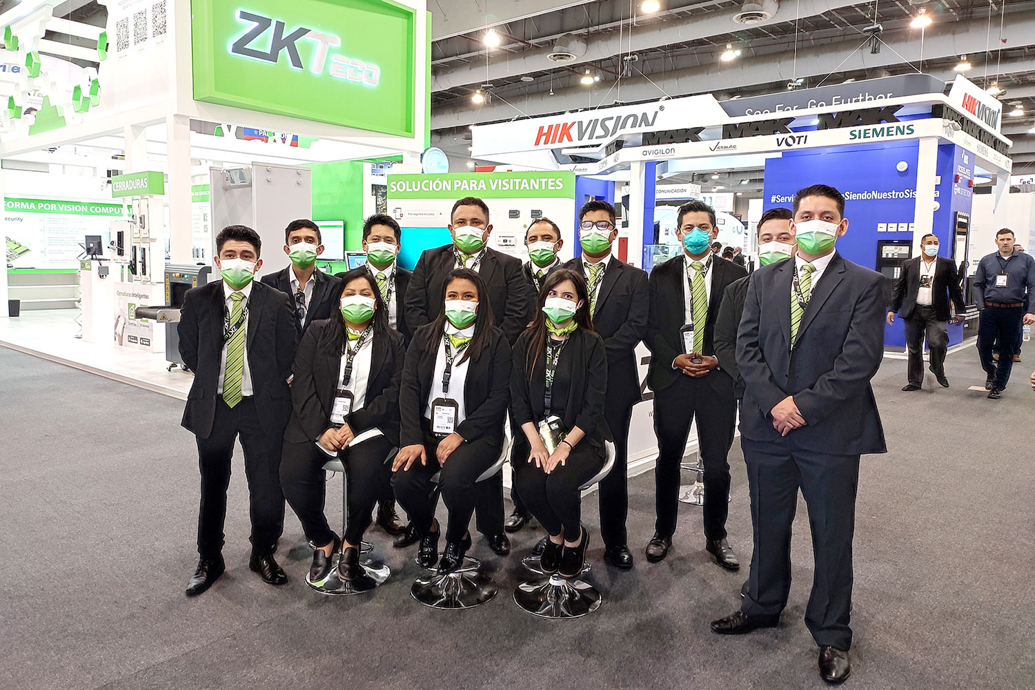 equipo de ZKTeco en Expo Seguridad México 2022