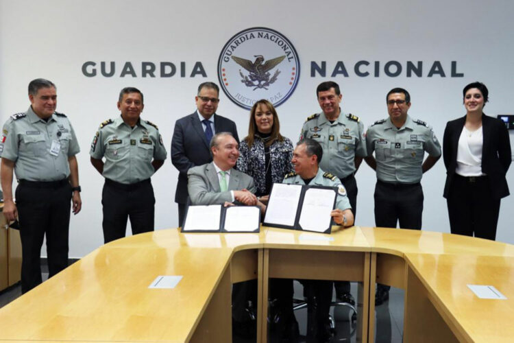 David Román y el general Luis Rodríguez Bucio firman el acuerdo de colaboración entre ANERPV y la Guardia Nacional.