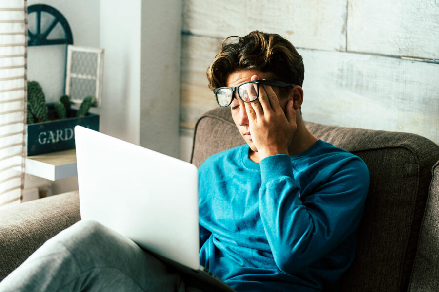 un hombre muestra síntomas de agotamiento por el exceso de horas conectado a Internet
