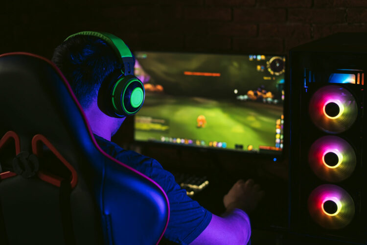 un gamer juega a un videojuego en su ordenador