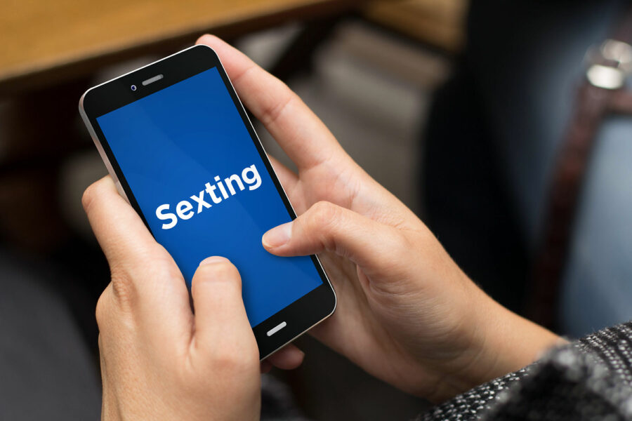 una persona se dispone a practicar sexting en su celular