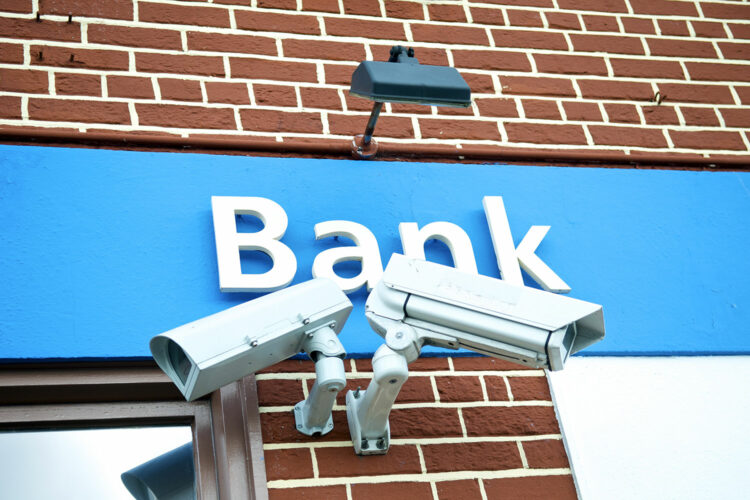 cámaras de videovigilancia en la fachada de una entidad bancaria