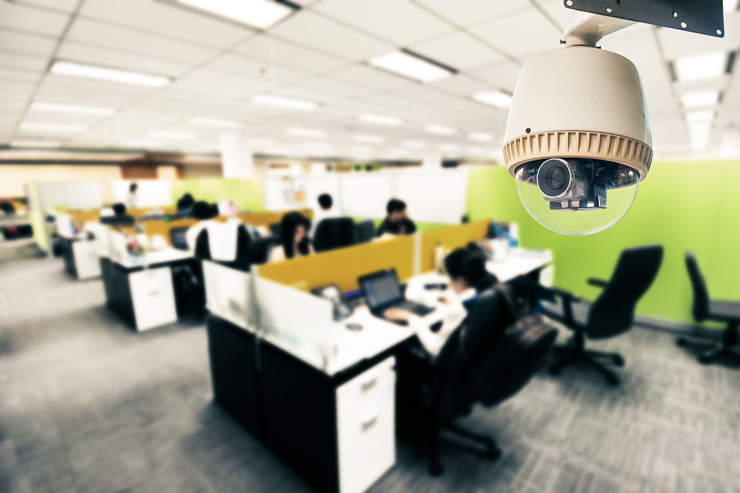 cámara de videovigilancia en una oficina