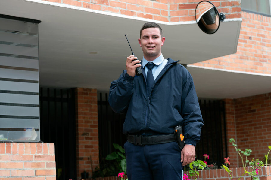 Un vigilante de seguridad privada presta servicio en un edificio residencial de la ciudad de Bogotá.
