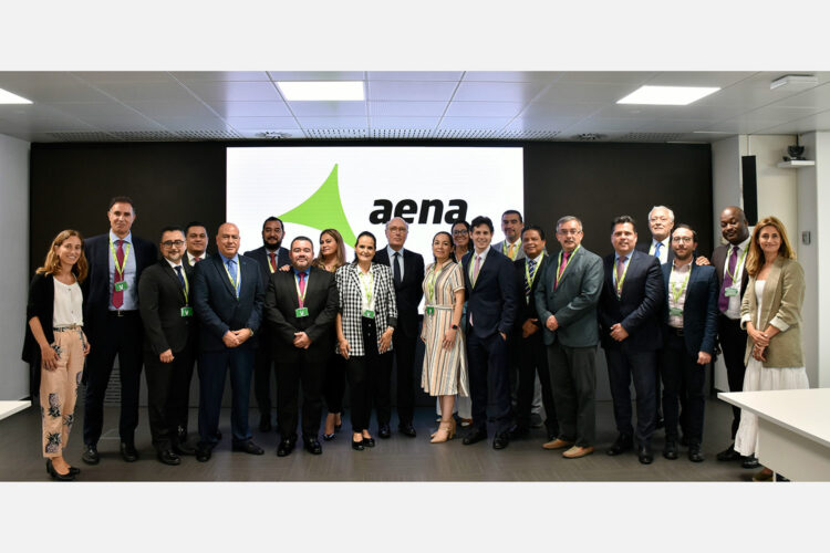 Representantes de Aena junto a la delegación del Grupo Aeroportuario del Pacífico (GAP) que visitó España