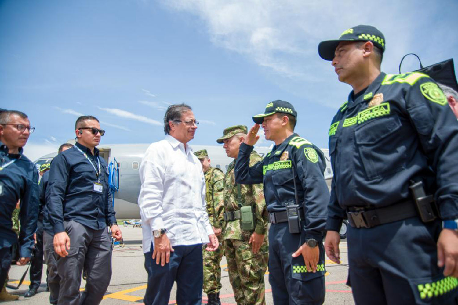 El presidente colombiano Gustavo Petro saluda a mandos militares y policiales en el departamento de Norte de Santander.