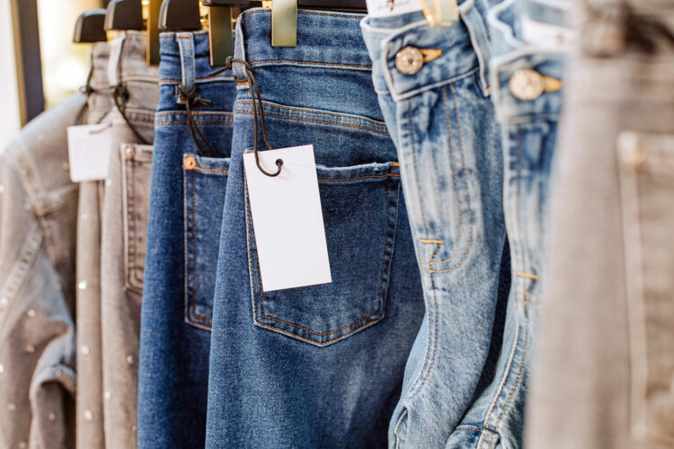 pantalones vaqueros en una tienda