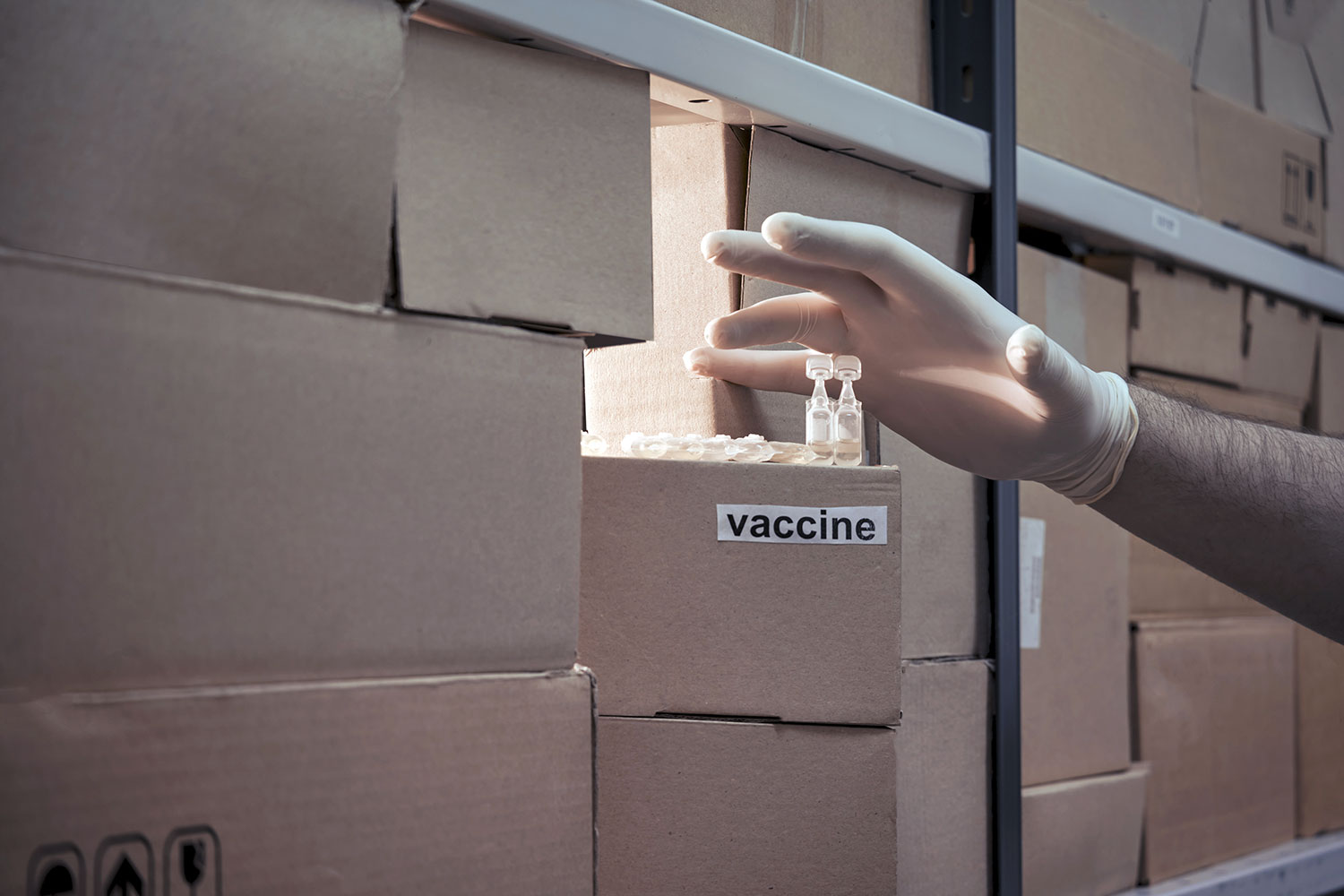 una persona roba vacunas en un almacén de logistica