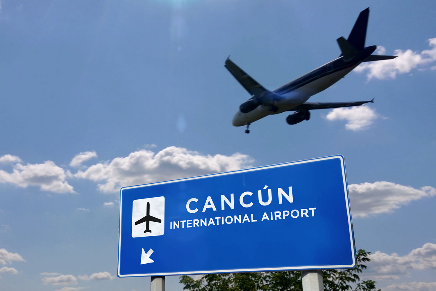 Un avión se dispone a aterrizar en el Aeropuerto Internacional de Cancún, en el Caribe mexicano.