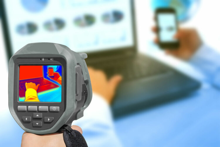 una cámara termográfica analiza el uso de un ordenador portátil y un smartphone