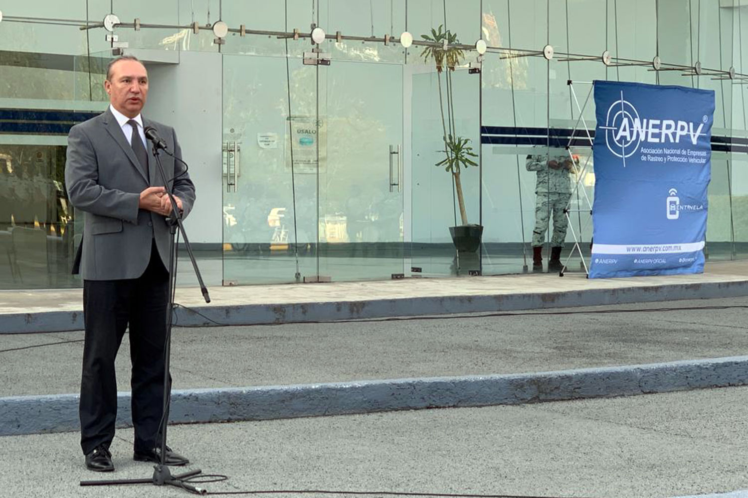 David Román, presidente de ANERPV, en las instalaciones de la Guardia Nacional.