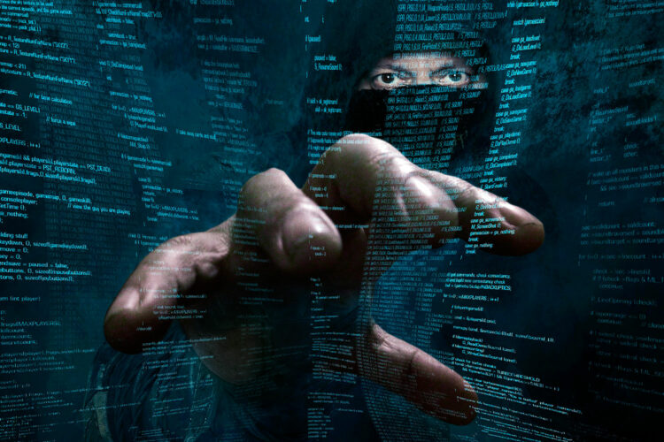 un hacker extiende su mano para robar información