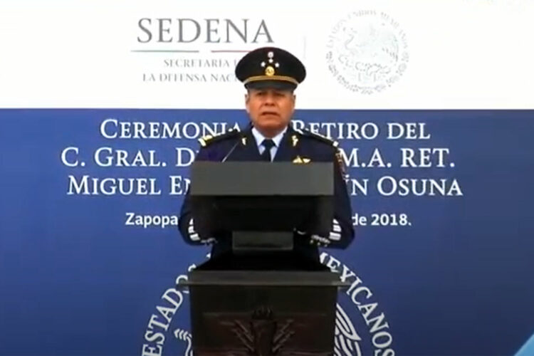 El general Miguel Enrique Vallín Osuna, nuevo director de AFAC, en su ceremonia de retiro.